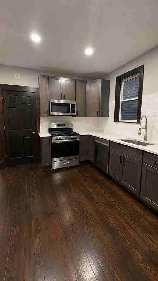 171 W 19th St - Photo 4 of 11