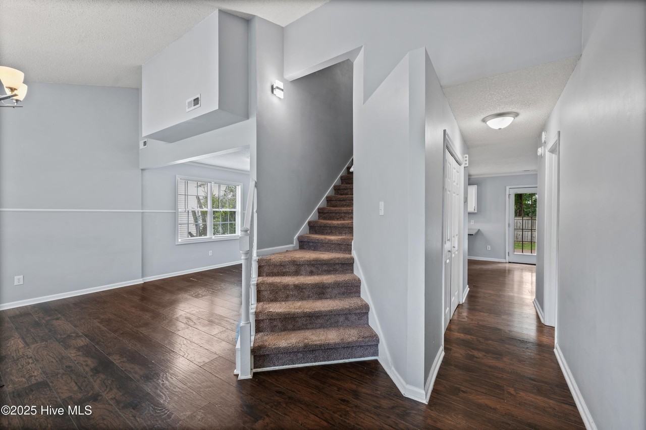 107 Chestnut Ct - Photo 4 of 36