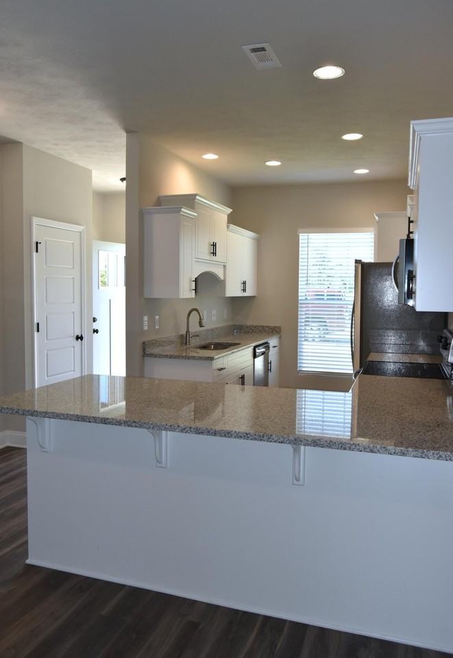 543 Hardy Pt - Photo 3 of 16