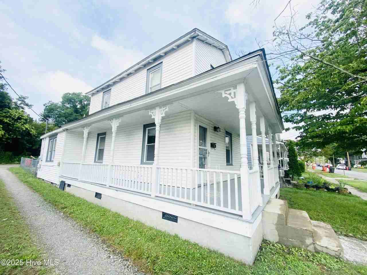 409 W Colonial Ave - Photo 2 of 10