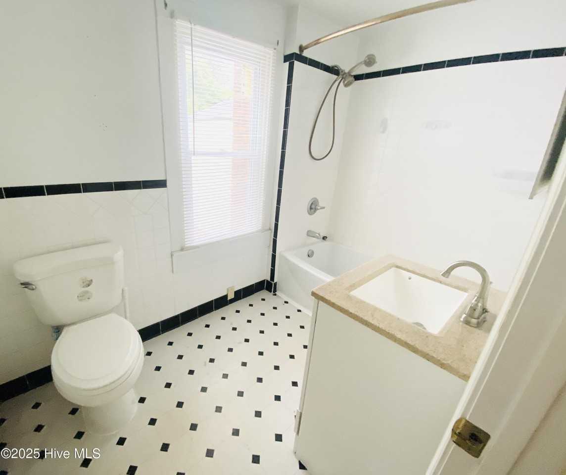 409 W Colonial Ave - Photo 4 of 10