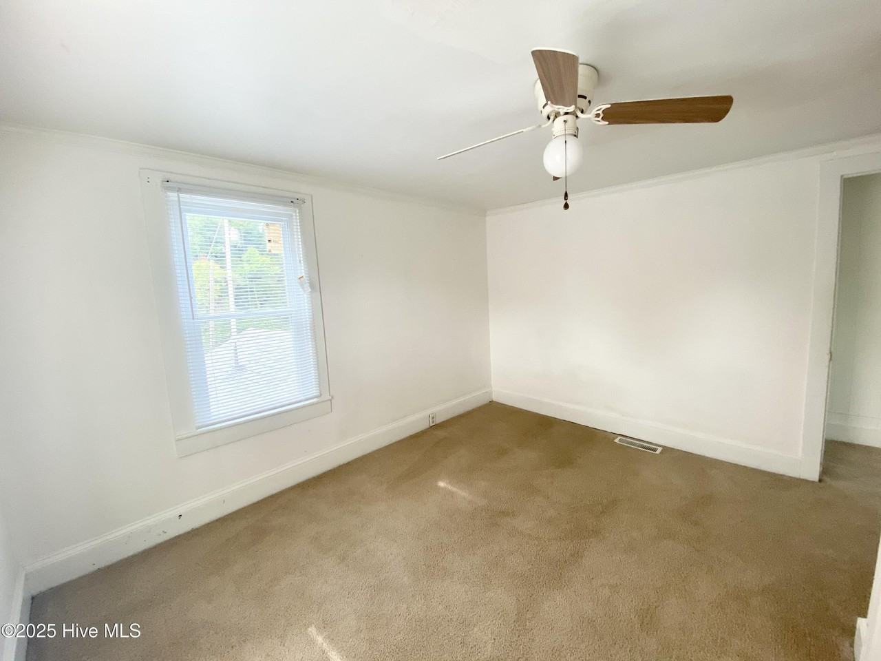 409 W Colonial Ave - Photo 6 of 10
