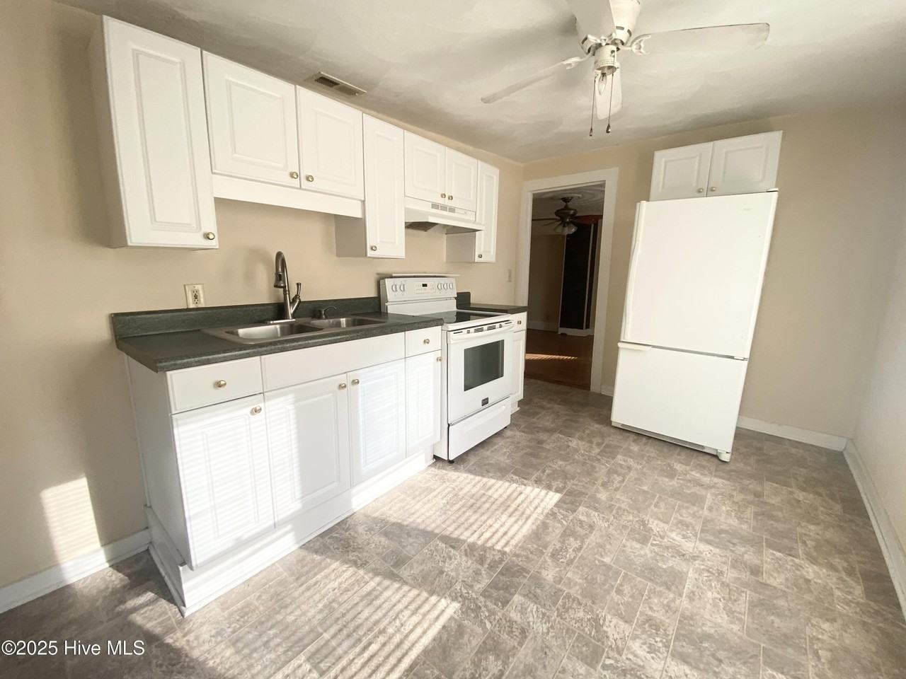 409 W Colonial Ave - Photo 7 of 10