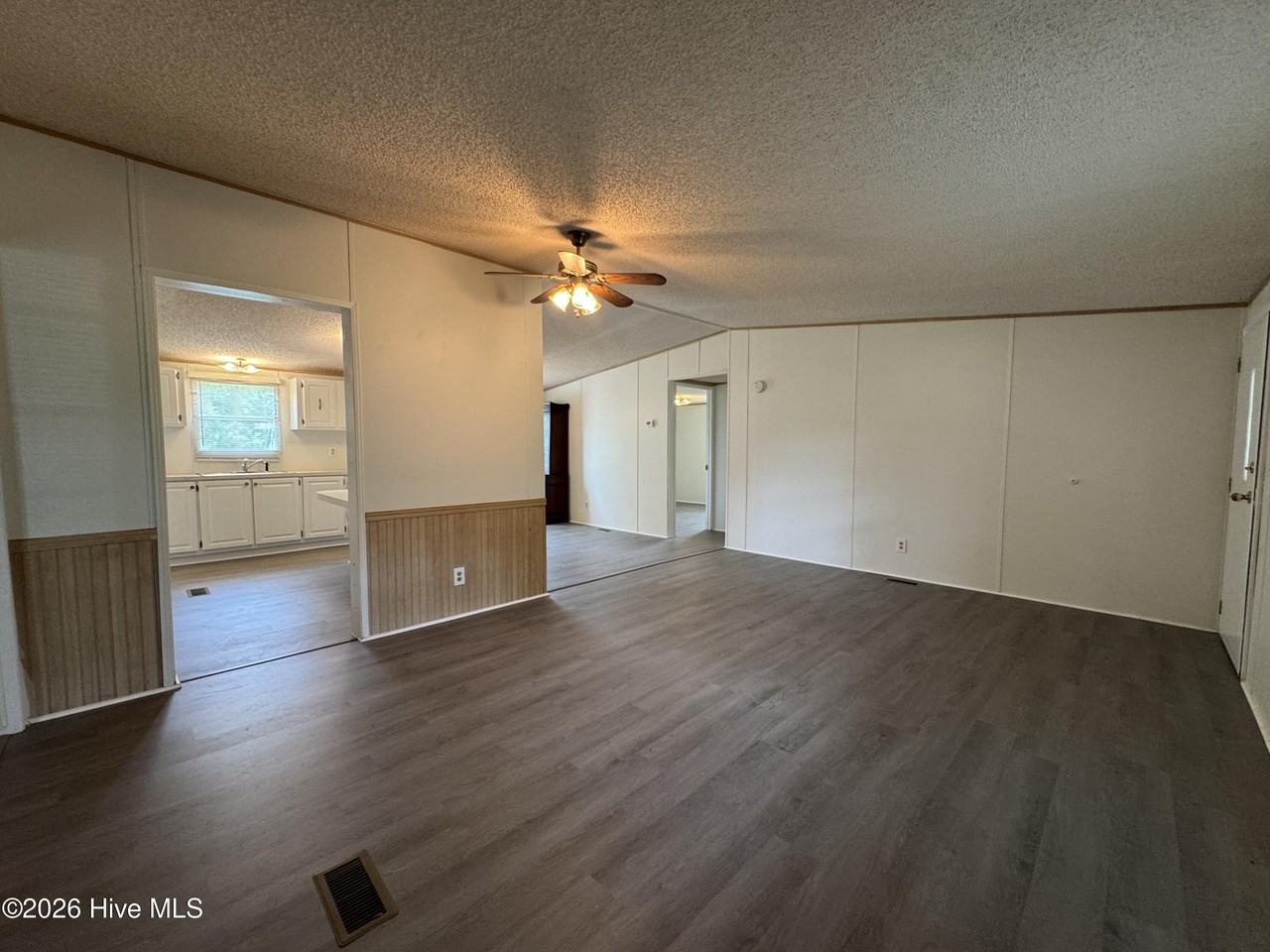 1227 Village Rd Ne - Photo 3 of 18