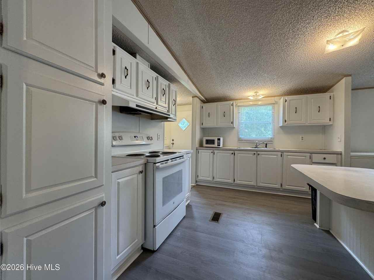 1227 Village Rd Ne - Photo 5 of 18