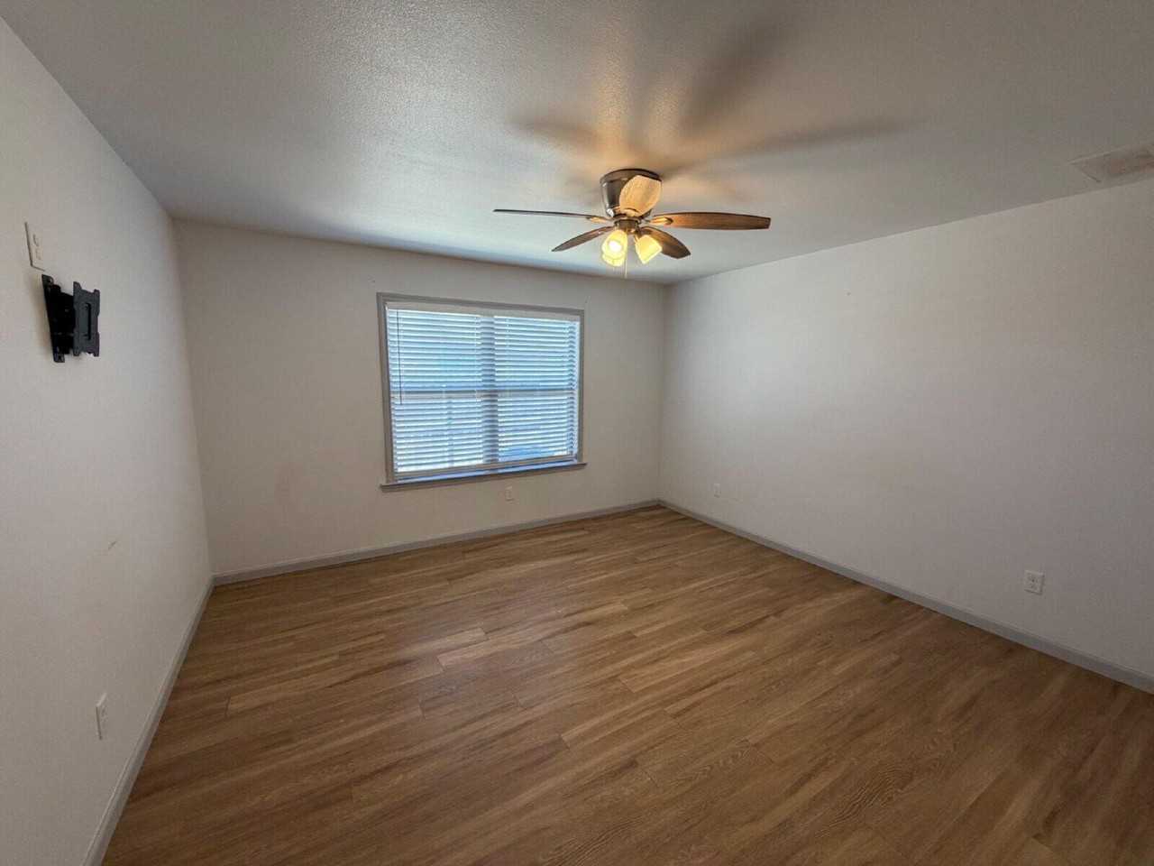 1203 N Essex Ave - Photo 5 of 9