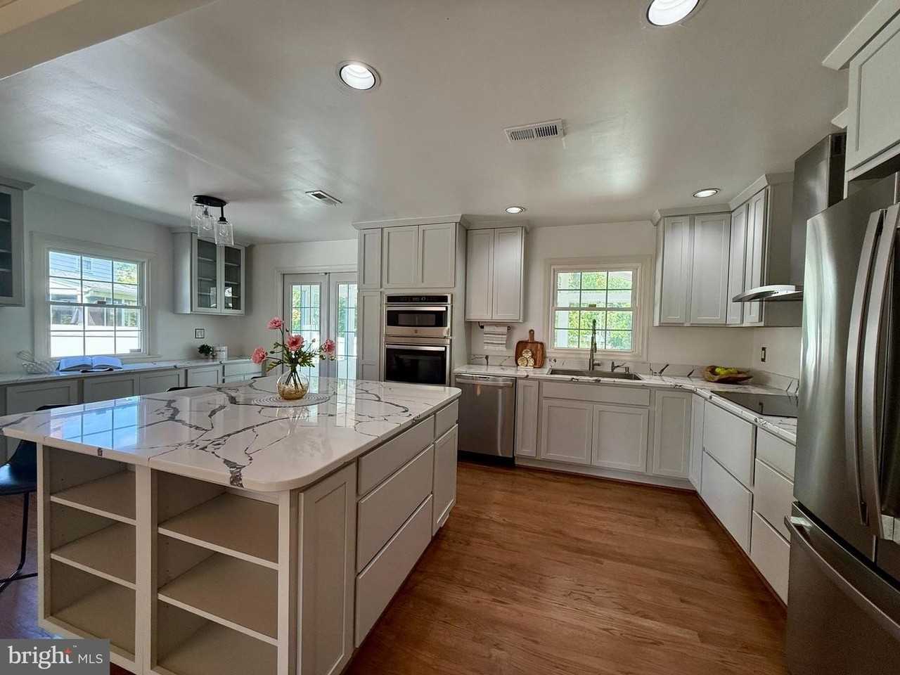 2223 Great Falls St - Photo 5 of 50