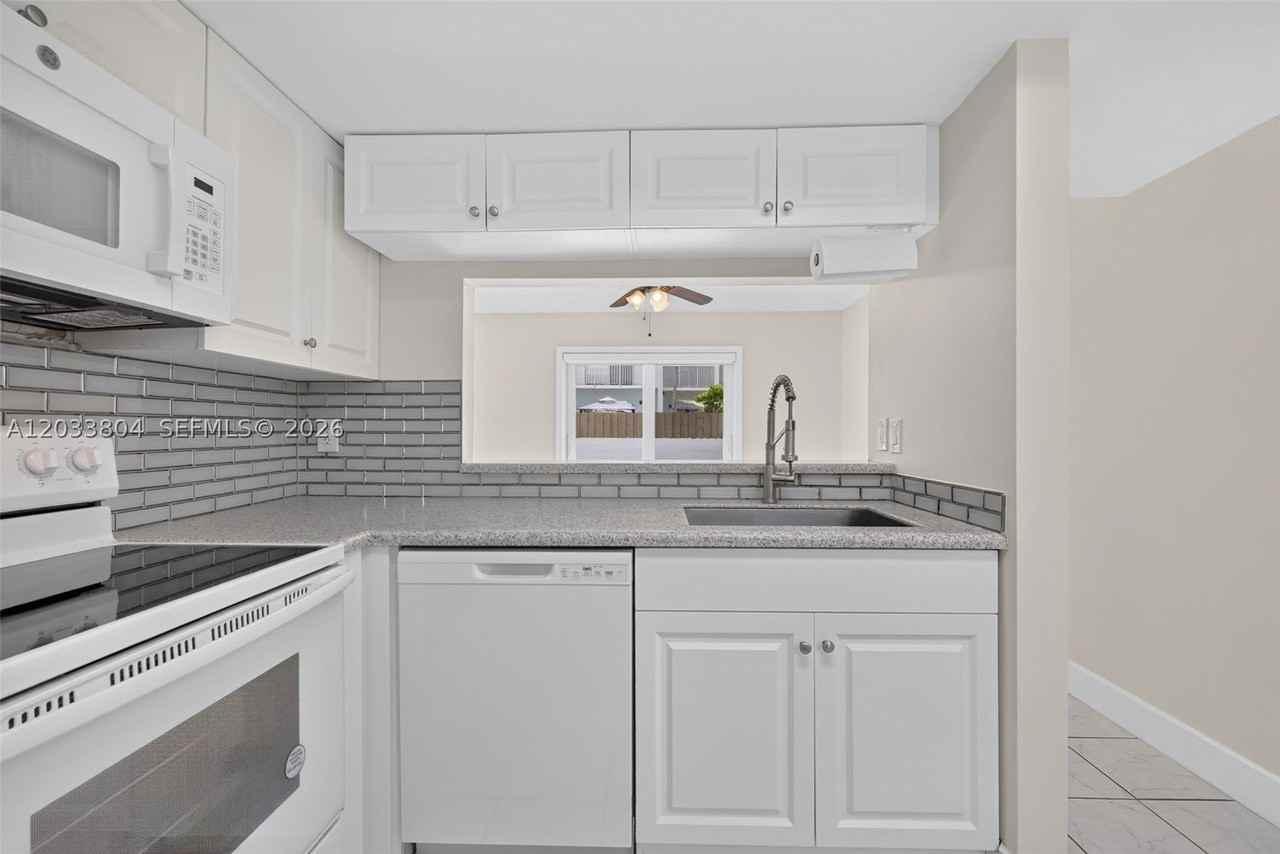 20759 Sw 83rd Ave - Photo 4 of 43