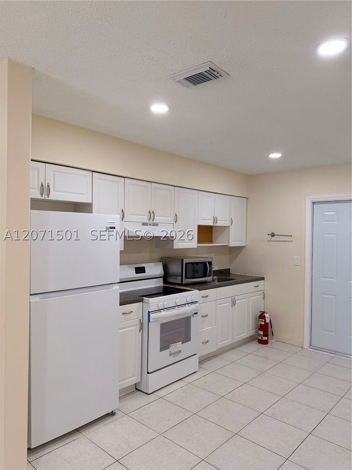 6050 Sw 34th St #1 - Photo 6 of 13