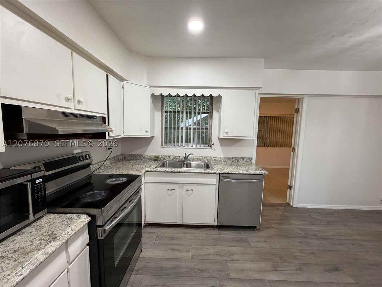 650 N 73rd Ave - Photo 3 of 29