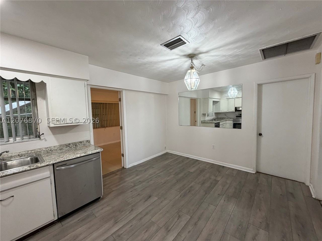 650 N 73rd Ave - Photo 4 of 29