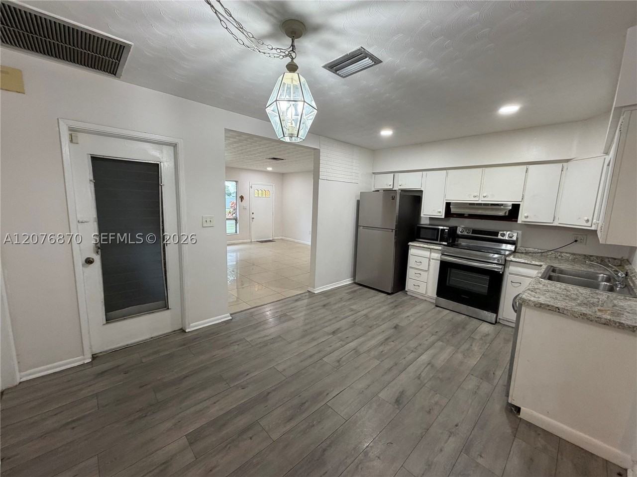 650 N 73rd Ave - Photo 5 of 29