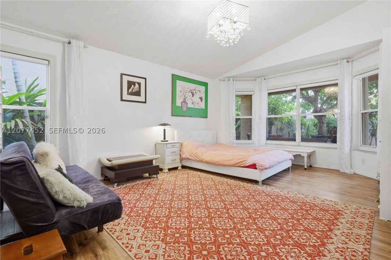 1010 Sw 191st Ter #0 - Photo 2 of 34