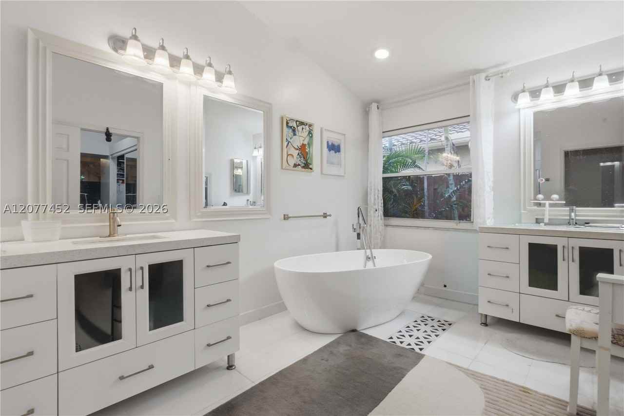 1010 Sw 191st Ter #0 - Photo 3 of 34