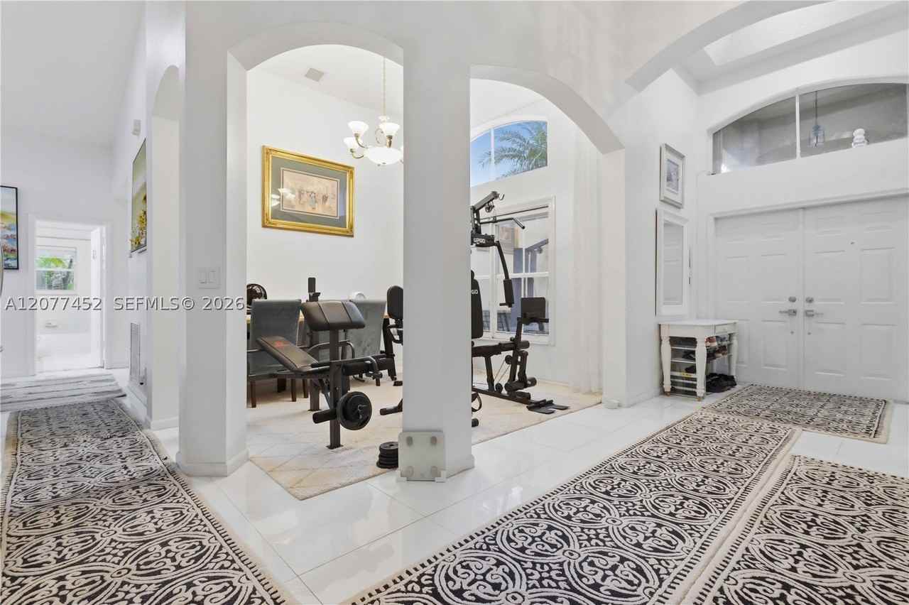 1010 Sw 191st Ter #0 - Photo 4 of 34