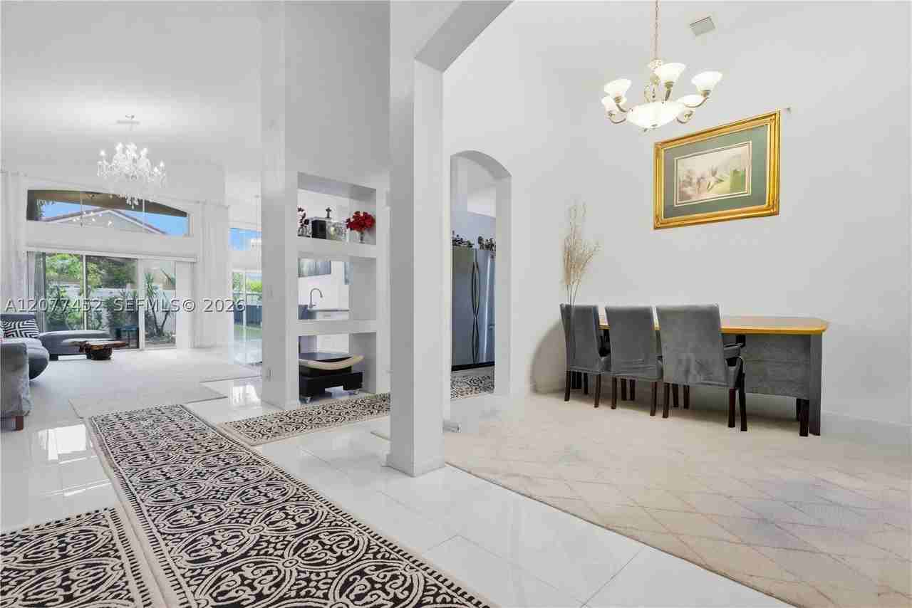 1010 Sw 191st Ter #0 - Photo 5 of 34