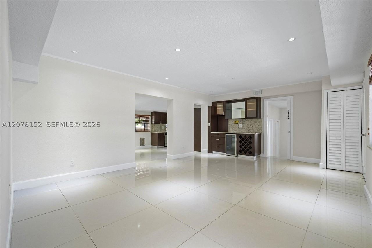 292 E 55th St - Photo 4 of 30