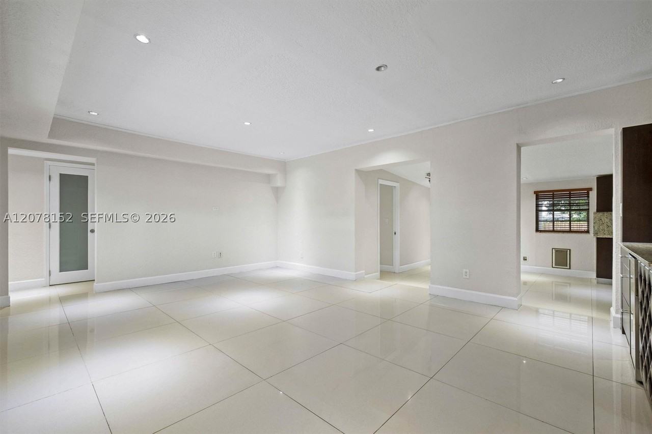 292 E 55th St - Photo 5 of 30