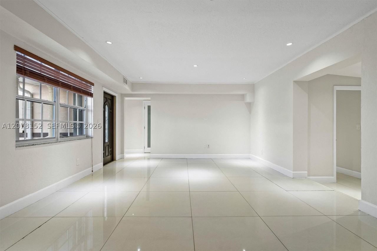 292 E 55th St - Photo 6 of 30