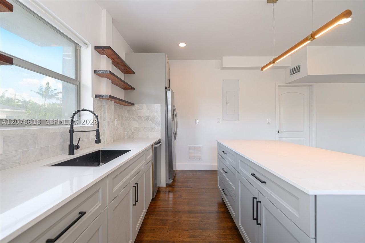 557 Meridian Ave #B - Photo 3 of 14