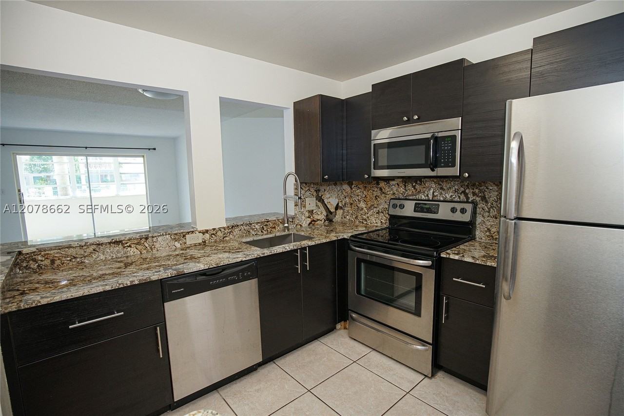 232 Ne 12th Ave #103 - Photo 4 of 8