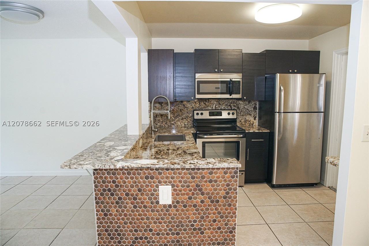 232 Ne 12th Ave #103 - Photo 5 of 8