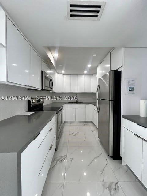 6039 Collins Ave - Photo 3 of 34