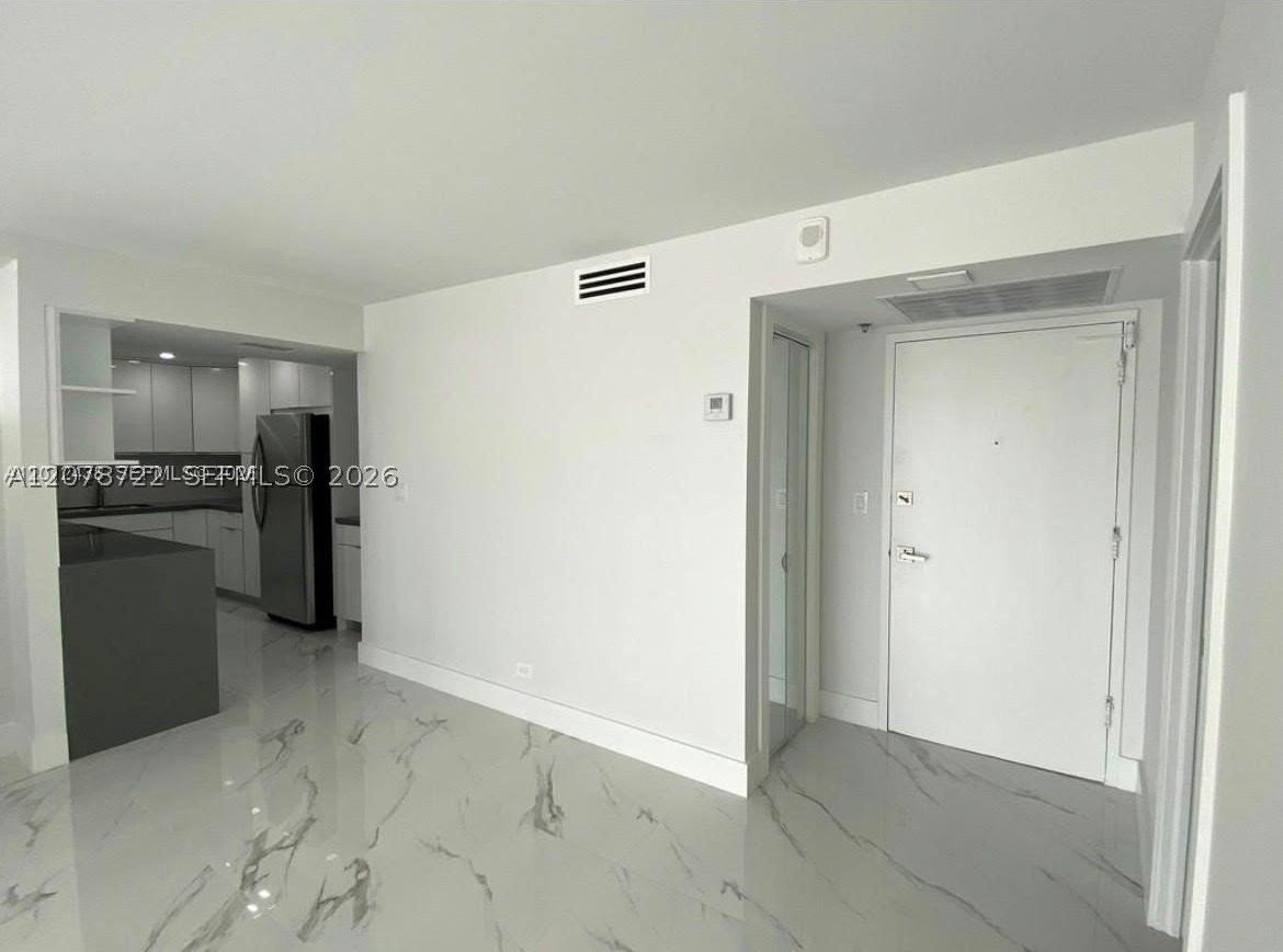 6039 Collins Ave - Photo 4 of 34
