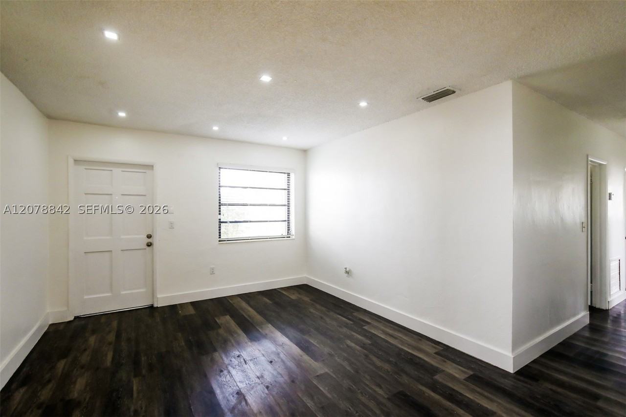10020 Sw 37th St - Photo 2 of 18