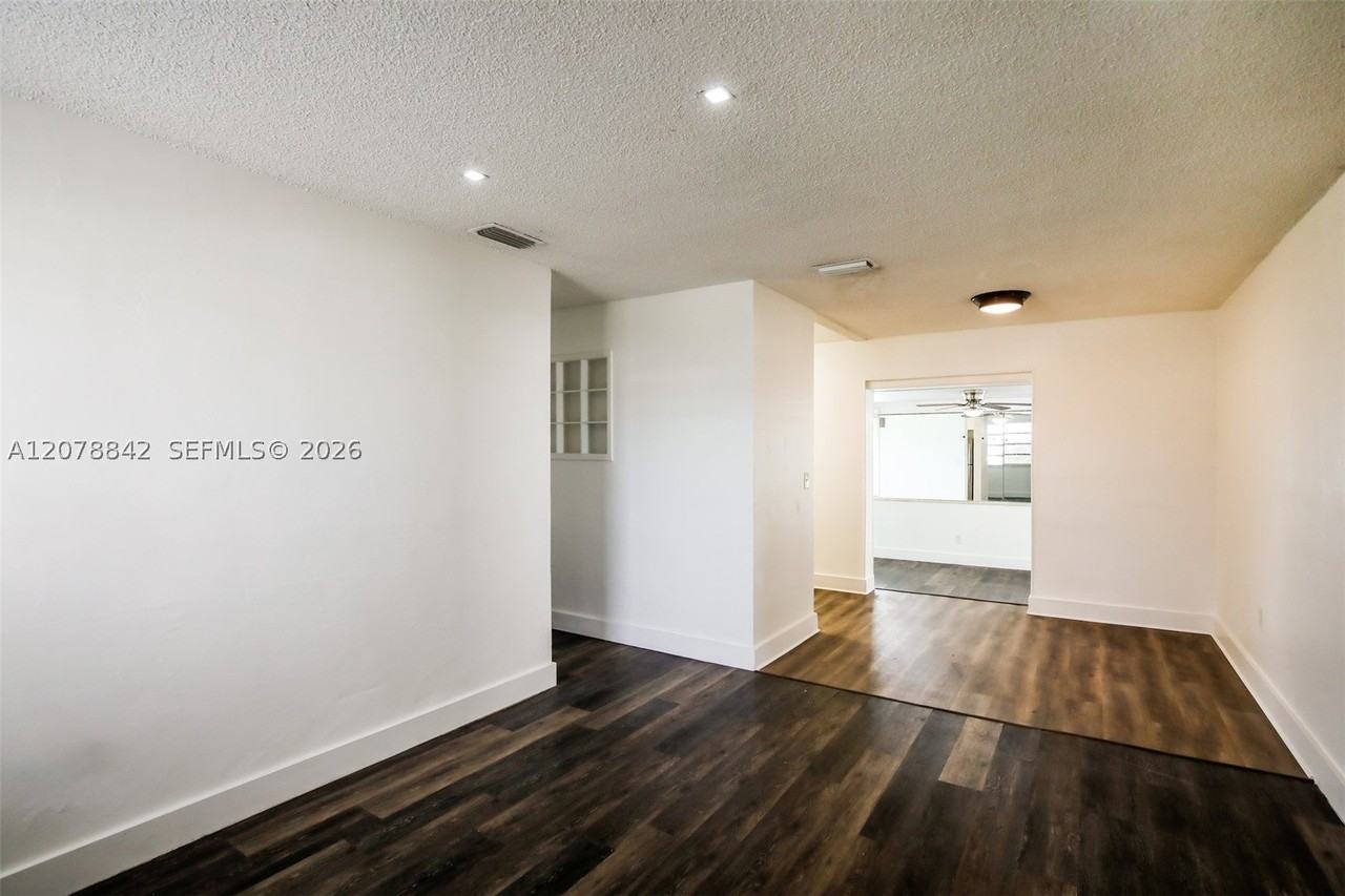 10020 Sw 37th St - Photo 4 of 18