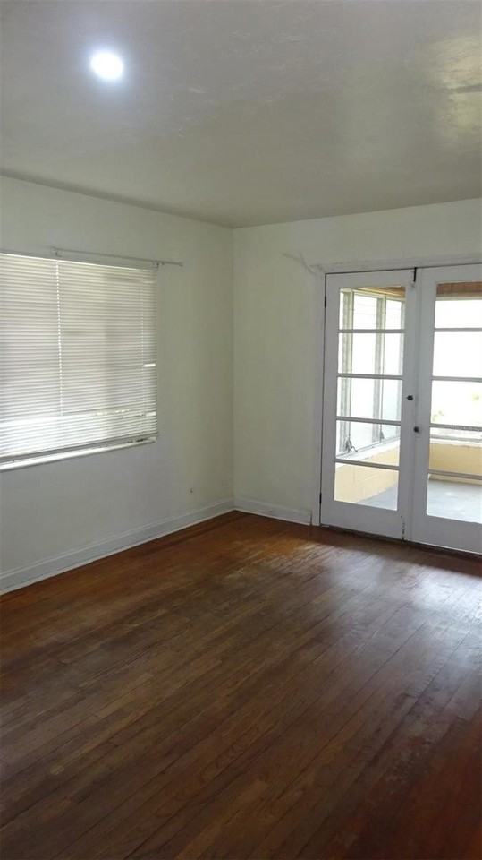 1209 Ne 14th St - Photo 4 of 21