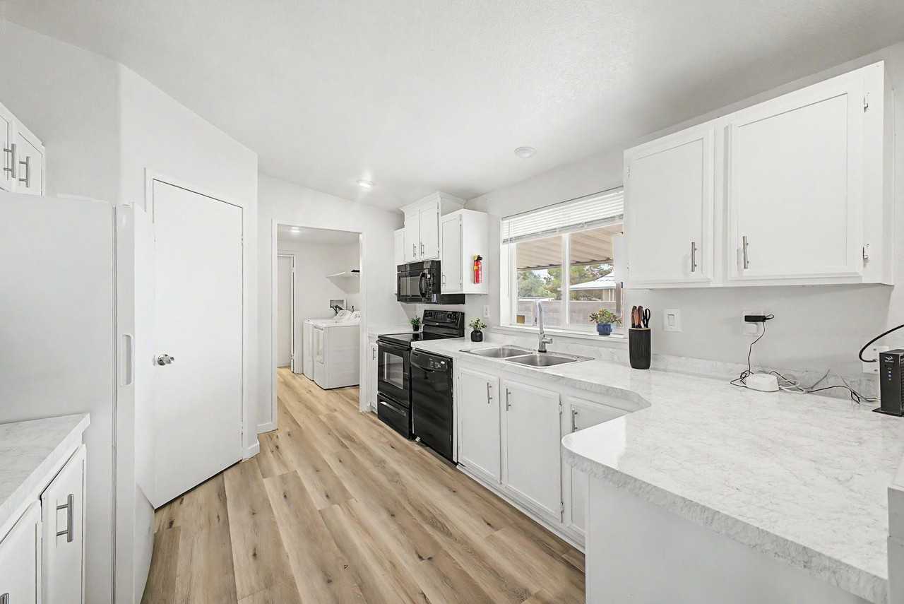 W Smoketree St - Photo 3 of 18