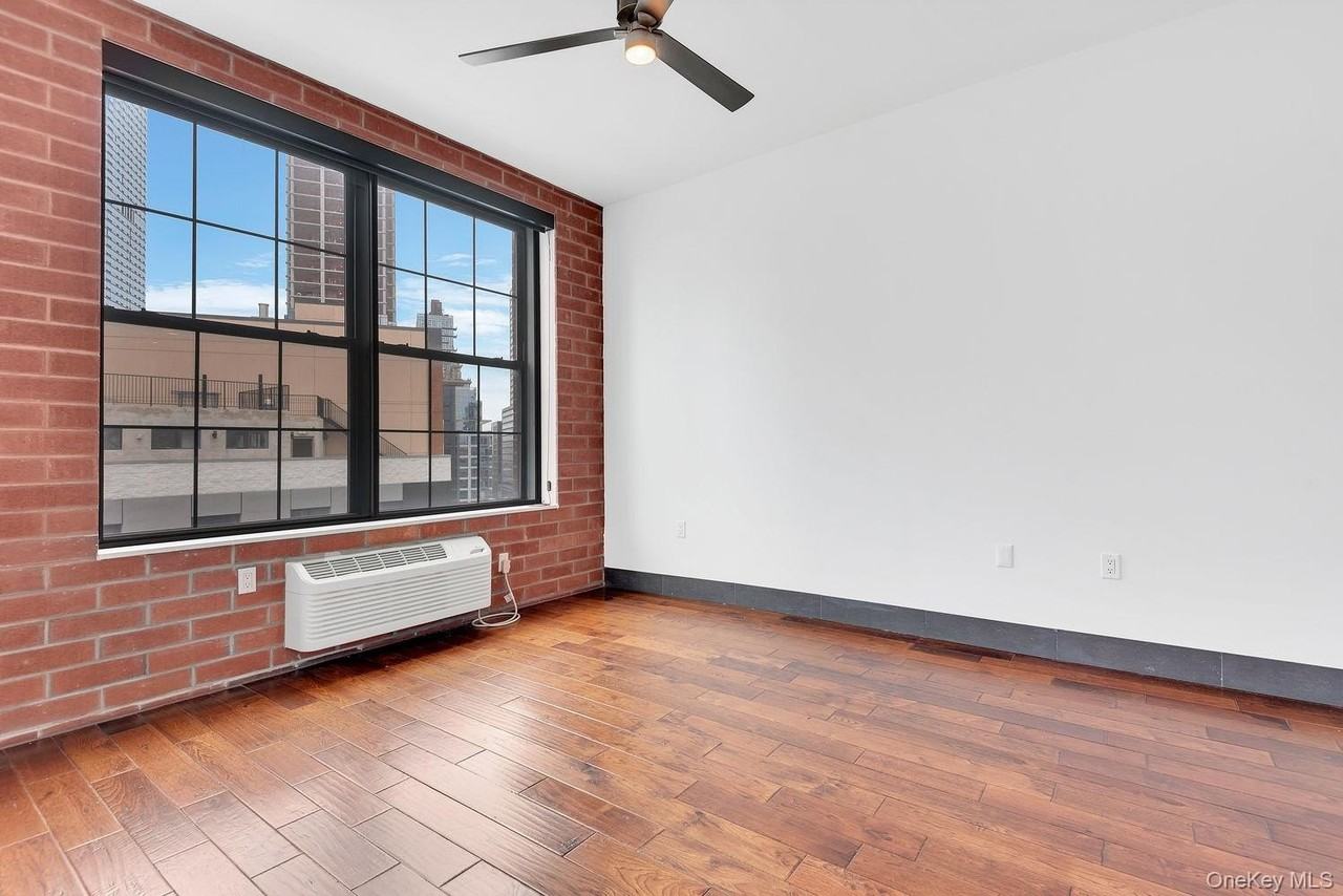 4260 Crescent St #8C - Photo 3 of 9