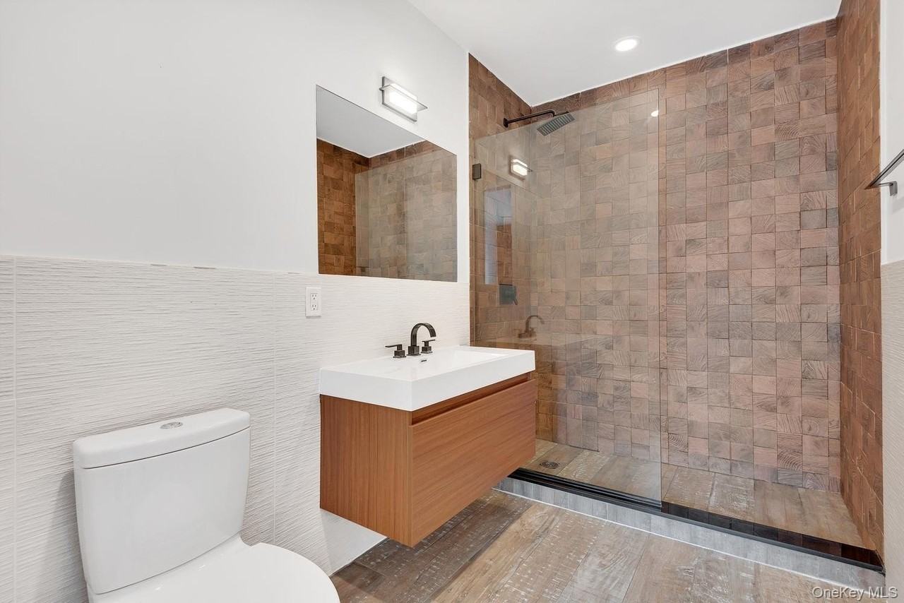 4260 Crescent St #8C - Photo 4 of 9