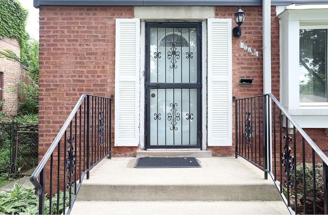 10031 S Paxton Ave - Photo 4 of 39