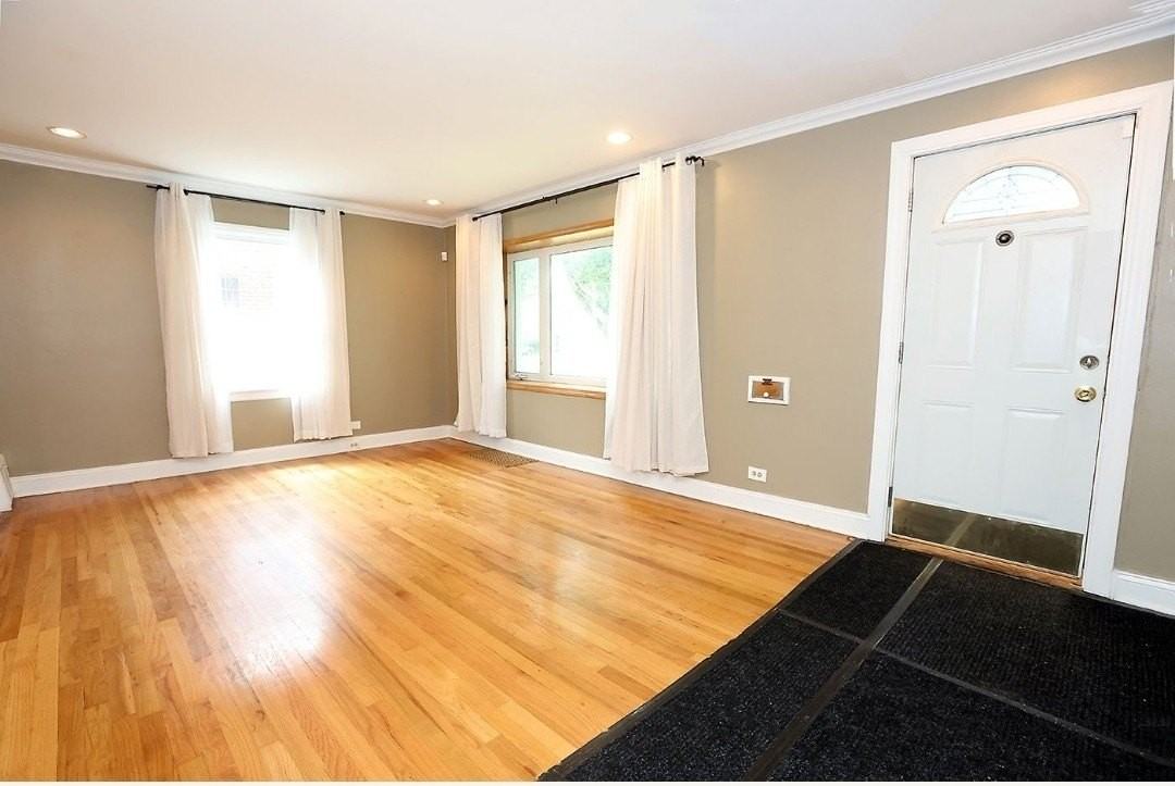 10031 S Paxton Ave - Photo 6 of 39