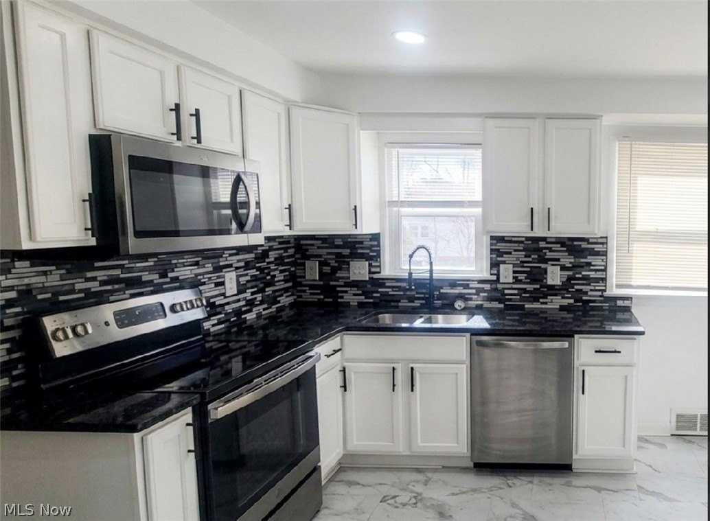 23718 Cedar Rd - Photo 4 of 27
