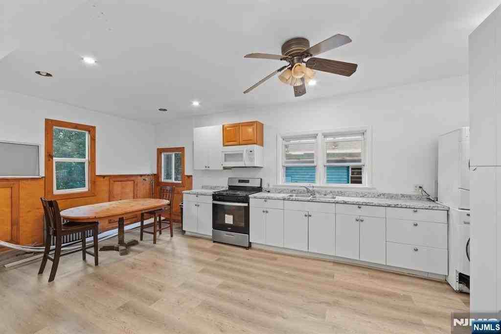 123 Washington St - Photo 2 of 29