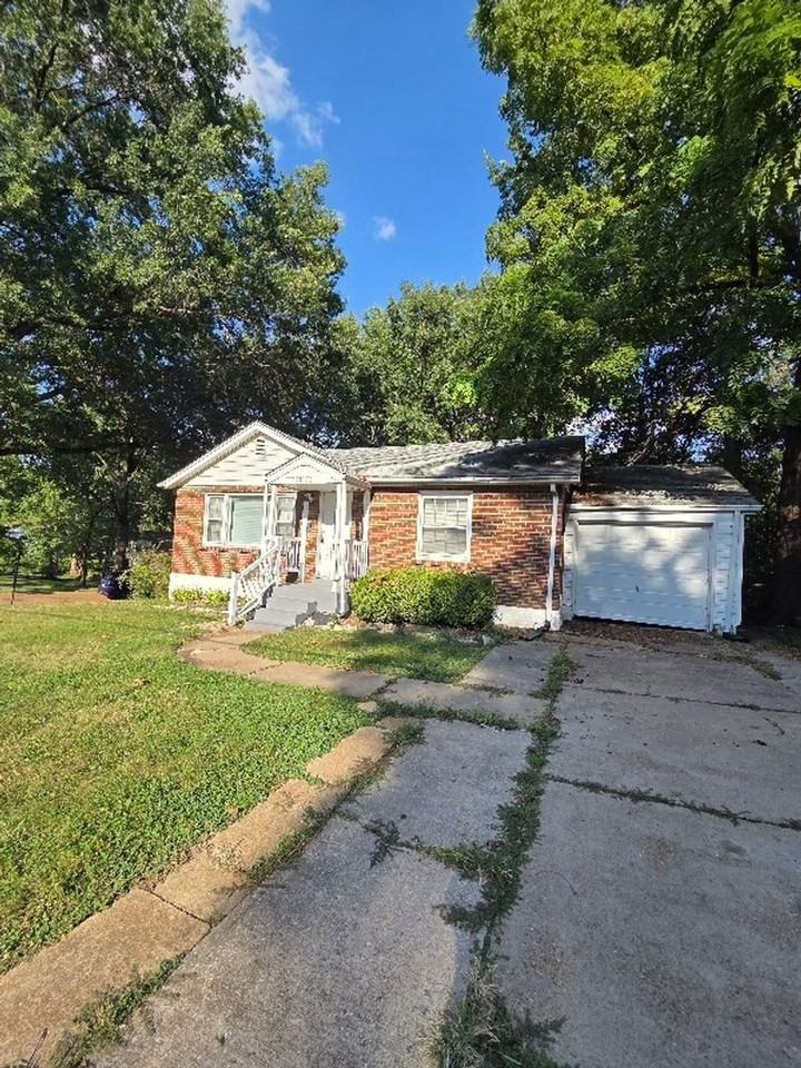 1816 N Hanley Rd - Photo 2 of 16