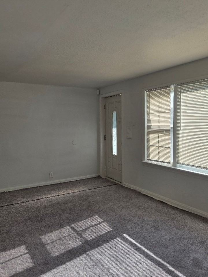 1816 N Hanley Rd - Photo 5 of 16