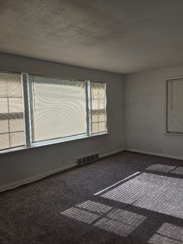 1816 N Hanley Rd - Photo 6 of 16