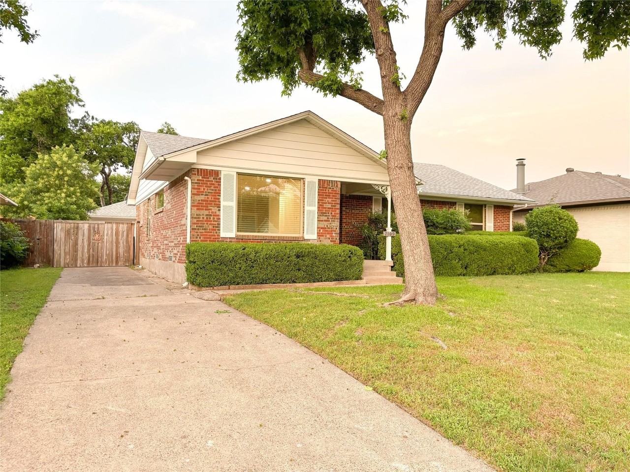 2109 Highwood Dr - Photo 2 of 26