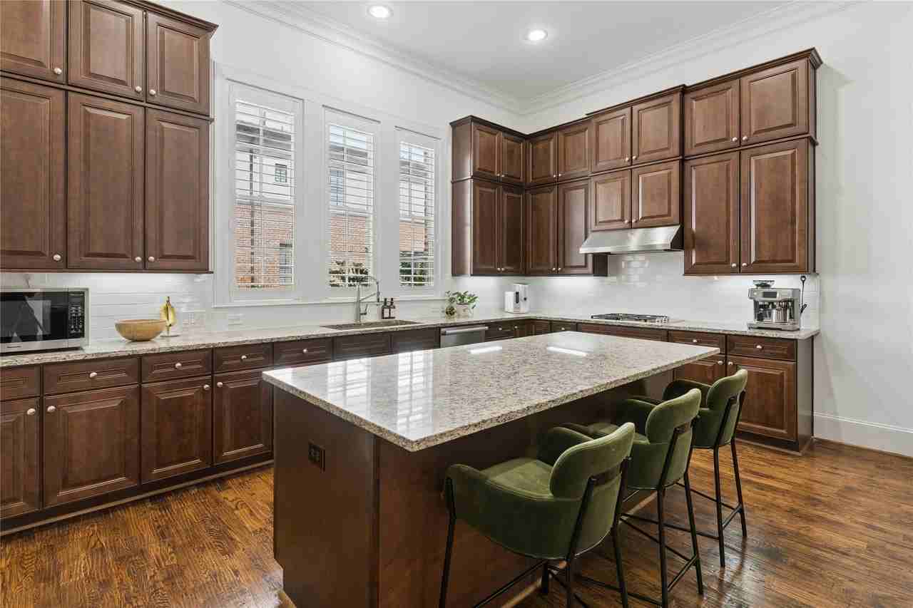 5215 Weiss Ln - Photo 3 of 36