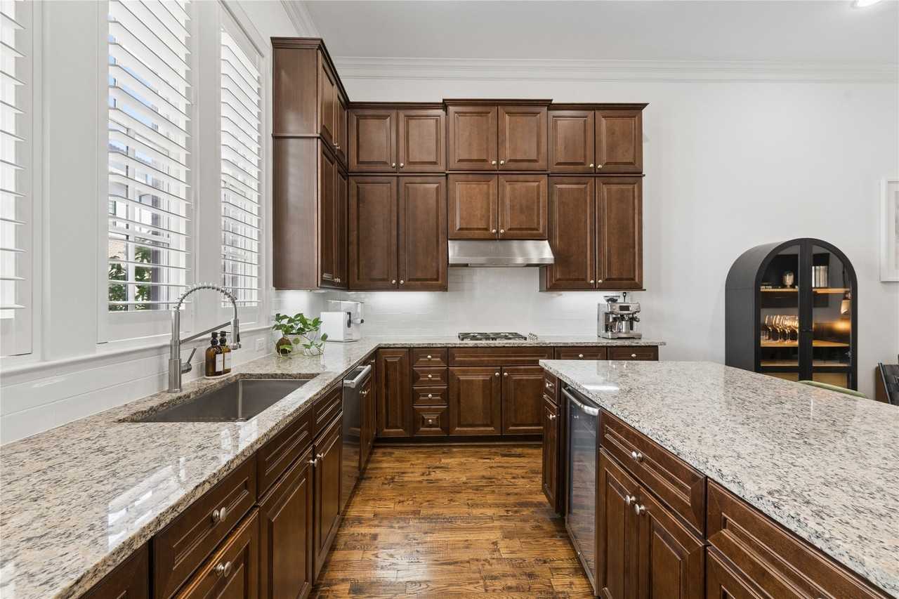 5215 Weiss Ln - Photo 5 of 36