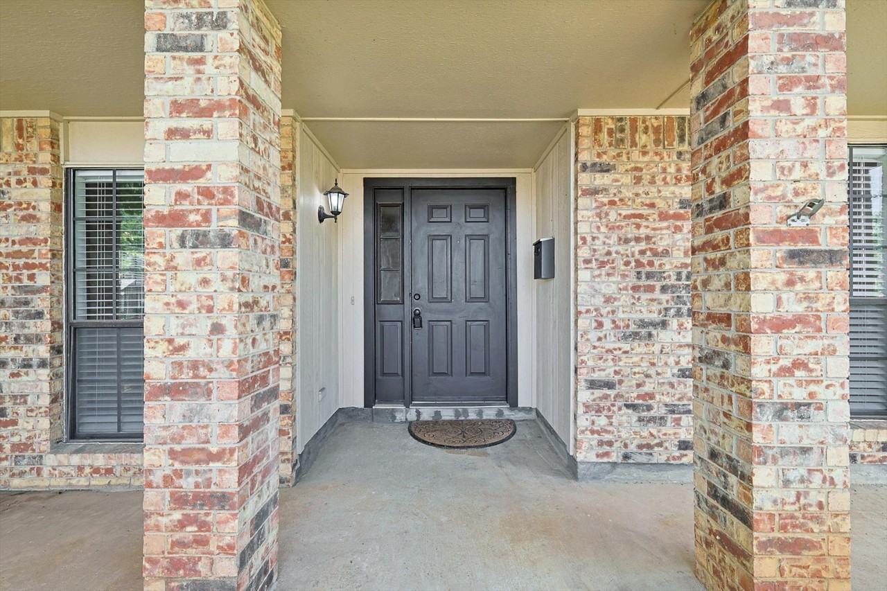 2825 Windsor Dr - Photo 2 of 37