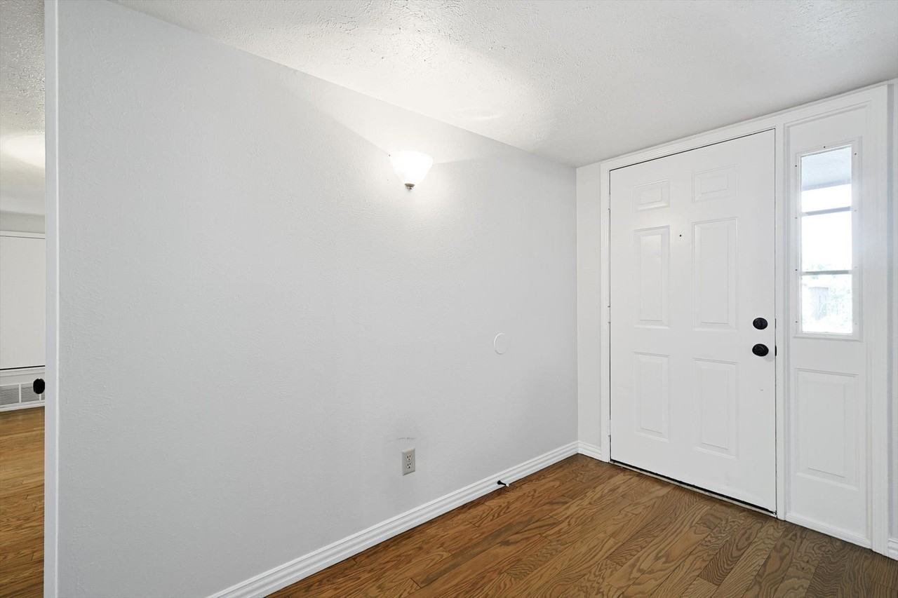 2825 Windsor Dr - Photo 3 of 37