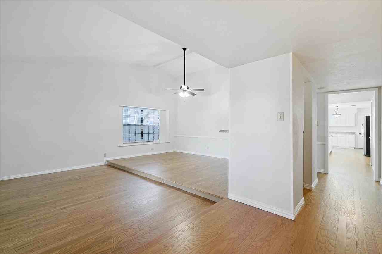 2825 Windsor Dr - Photo 4 of 37