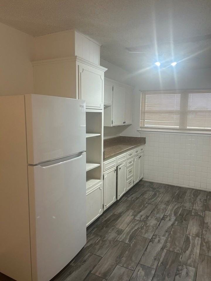 1708 E 50th St - Photo 3 of 10