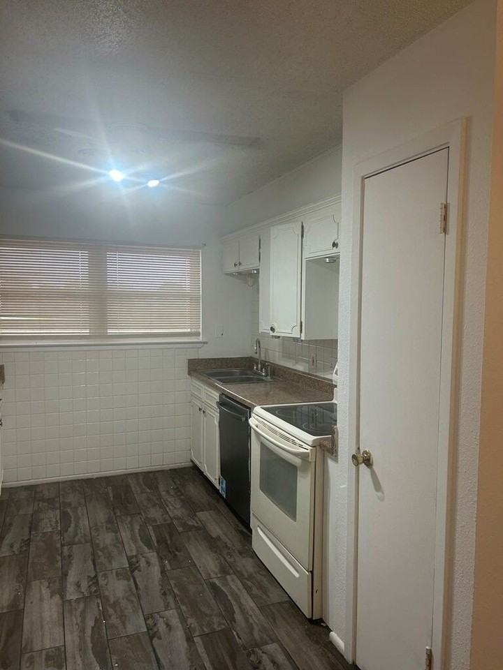 1708 E 50th St - Photo 4 of 10