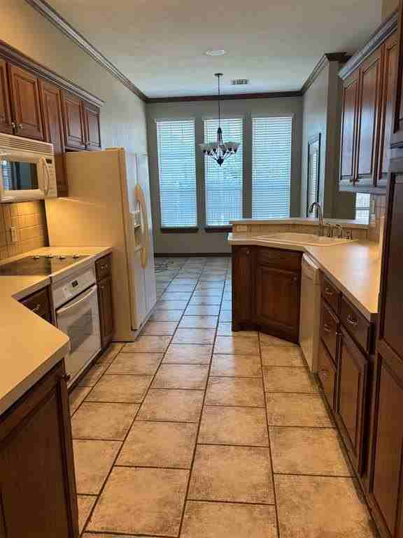 1045 Sw 128th St - Photo 7 of 32
